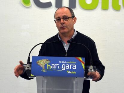 El alcalde donostiarra y candidato a la reelección de EH Bildu, Juan Karlos Izagirre, en su comparecencia en San Sebastián.