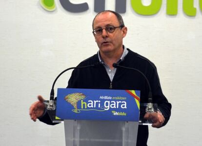 El alcalde donostiarra y candidato a la reelección de EH Bildu, Juan Karlos Izagirre, en su comparecencia en San Sebastián.