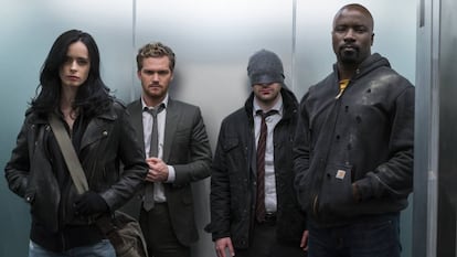 Krysten Ritter (Jessica Jones), Finn Jones (Punho de Aço), Charlie Cox (Demolidor) e Mike Colter (Luke Cage), em ‘Os Defensores’.