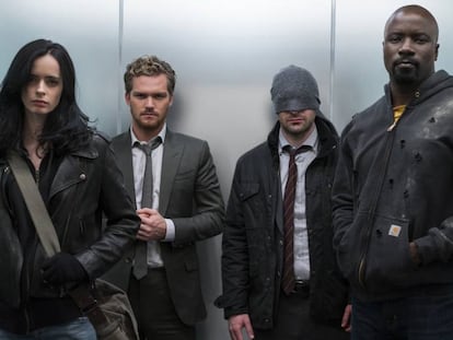 Krysten Ritter (Jessica Jones), Finn Jones (Punho de Aço), Charlie Cox (Demolidor) e Mike Colter (Luke Cage), em ‘Os Defensores’.