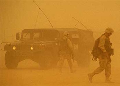 Soldados estadounidenses, hoy entre la tormenta de arena.