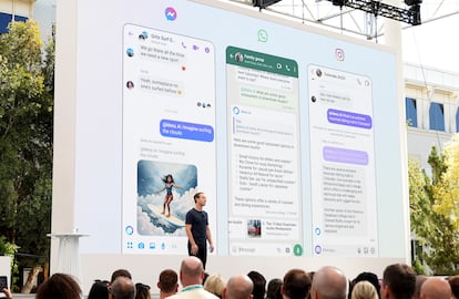 El CEO de Meta, Mark Zuckerberg, muestra el nuevo asistente de inteligencia artificial de WhatsApp, Instagram y Messenger.