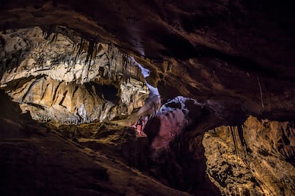 Travesía de la cueva Tonio-Cañuela (Cantabria). 