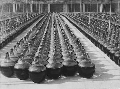 Patio de damajuanas de Bodegas De Alberto, en Serrada, en los años sesenta.