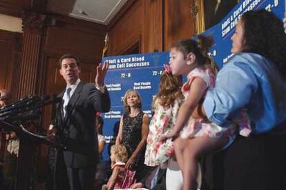 El senador republicano Sam Brownback, durante una conferencia de prensa en el Capitolio para explicar la legislación sobre células madre.