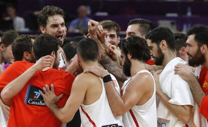 Los jugadores españoles celebran el triunfo ante Turquía.