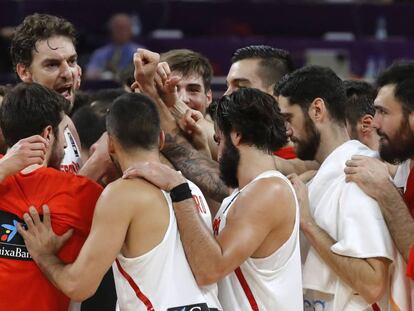 Los jugadores españoles celebran el triunfo ante Turquía.