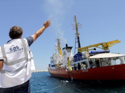 La solución española aviva el debate político y legal sobre los rescates en el Mediterráneo porque las ONG dicen que repetirla es inviable