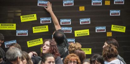 Protesta ante el centro de Decathlon este viernes en Bilbao.