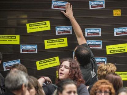 Protesta ante el centro de Decathlon este viernes en Bilbao.