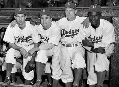 De izquierda a derecha, John Jorgensen, Pee Wee Reese y Ed Stanky junto a Jackie Robinson el día 15 de abril de 1947, en el que éste dubutó con los Dodgers en la Liga norteamericana de béisbol
.