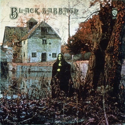 El primer disco del grupo, 'Black Sabbath', 1970. La banda afirma que fue la compañía de discos quien ideó y diseñó la portada.
