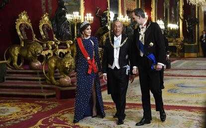 Los Reyes de España con el Primer Ministro de Portugal,Marcelo Rebelo de Sousa, antes de la cena oficial celebrada en el palacio de la Zarzuela el 16 de abril de 2018.
