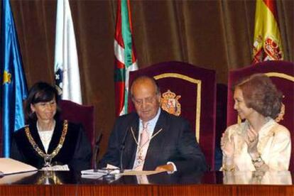 Los Reyes, junto a la presidenta del Tribunal Constitucional, María Emilia Casas, durante el acto de celebración del 25 aniversario de la creación de este órgano en Madrid.