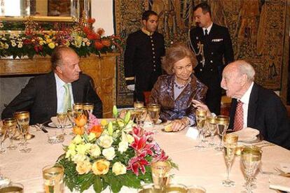 Don Juan Carlos y doña Sofía conversan con Francisco Ayala durante el almuerzo celebrado por el Instituto Cervantes.