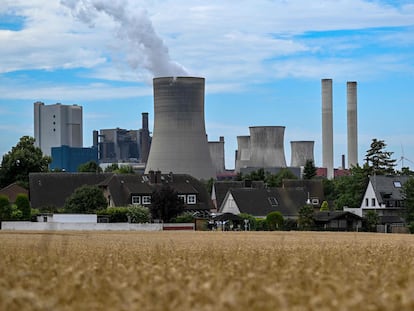 Una zona residencial frente a una planta de carbón del operador alemán RWE en Niederaussem (Alemania).