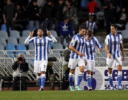 Carlos Vela celebra su gol, primero de su equipo, junto a sus compañeros.