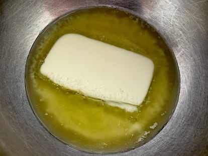 La mantequilla debe clarificarse para hacer la salsa holandesa.
