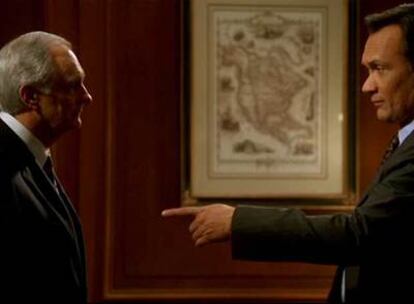 A la izquierda, el republicano Vinick (Alan Alda) y el demócrata Santos (Jimmy Simits) en <i>The west wing.</i>