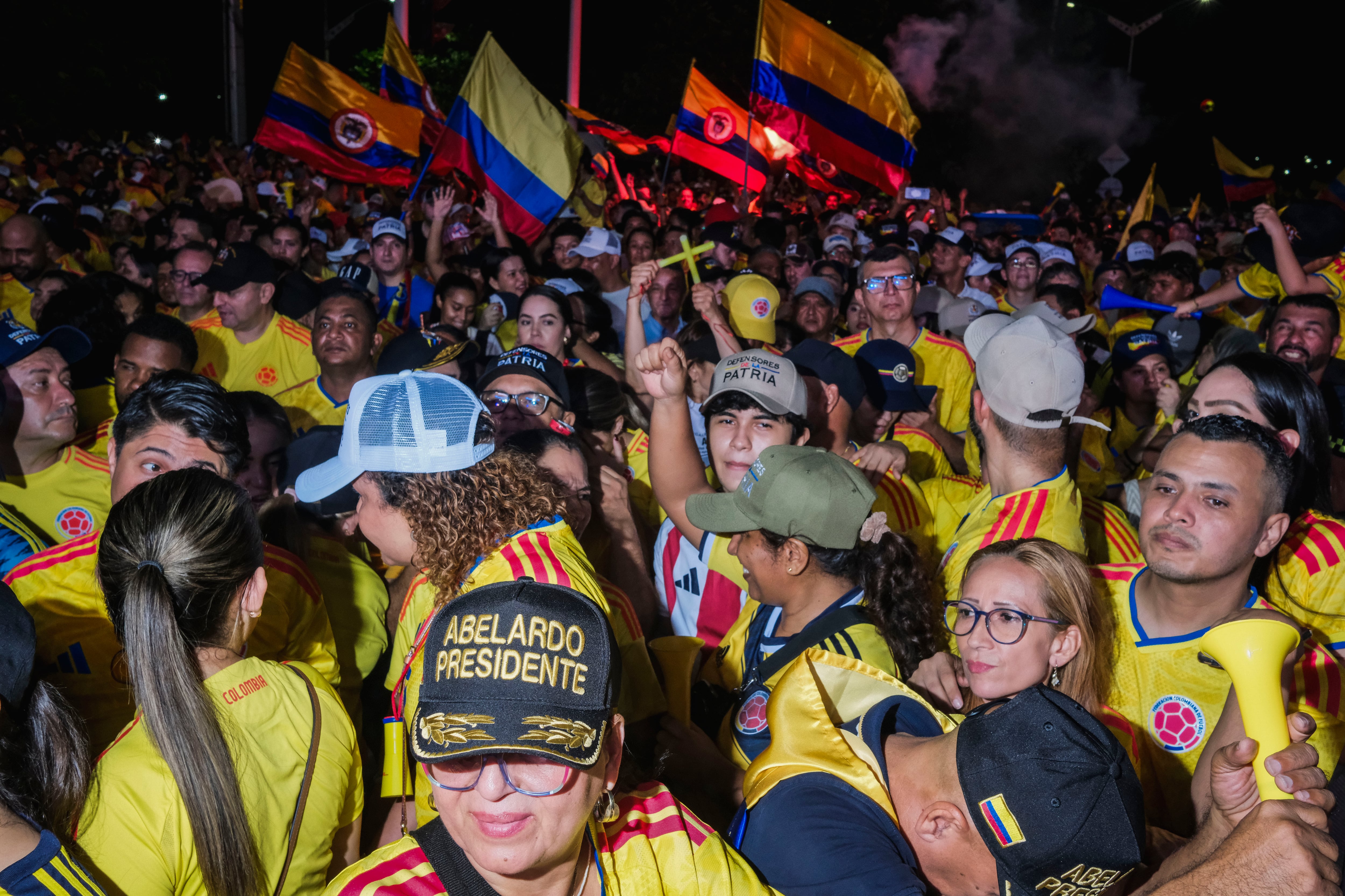 Seguidores de Abelardo de la Espriella en el monumento Ventana al Mundo, en Barranquilla, el 21 de junio.