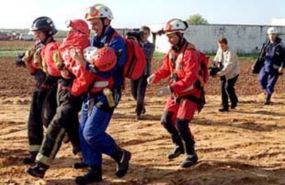 Más de un centenar de bomberos, procedentes de 23 provincias españolas, junto a una unidad canina de rescate.