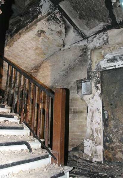 La escalera quemada de una casa en Berlín. El fuego ha  matando a ocho personas, incluyendo a cuatro niños, en lo que la policía dijo el martes puede haber sido el incendio intencionado.