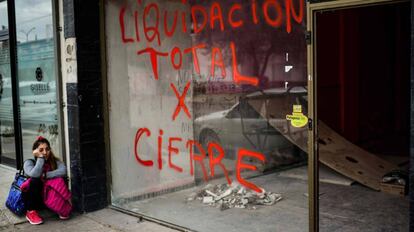 Un negocio cerrado en Trelew, Argentina.