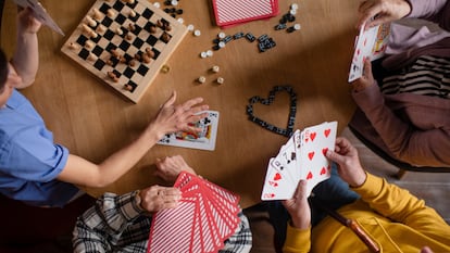 Plano zenital de gente jugando a juegos de mesa.