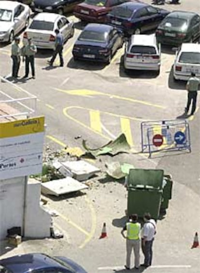 Agentes de la polica y la Guardia Civil, en la zona de la explosin del artefacto en Sanxenxo.