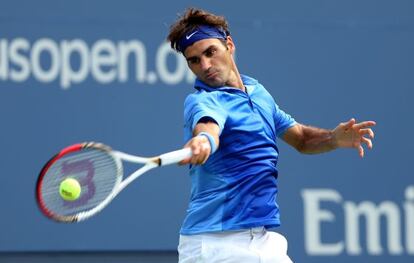 Federer devuelve una bola ante Berlocq.