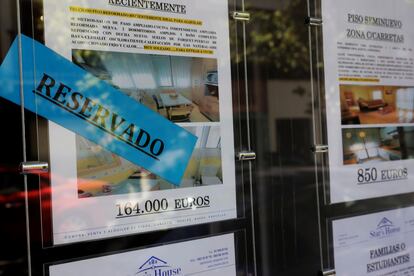 Anuncios de venta de pisos en el escaparate de una inmobiliaria de Madrid, el mes pasado.