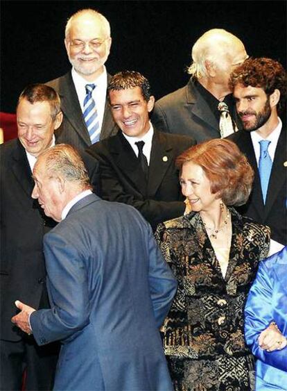 Los Reyes de España, con algunos de los premiados.