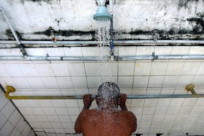 Un anciano se ducha en una residencia de mayores en Colombo (Sri Lanka).