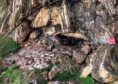 Panorama de la cueva de Blombos, en Suráfrica, donde se han hallado artefactos para fabricar ocre.