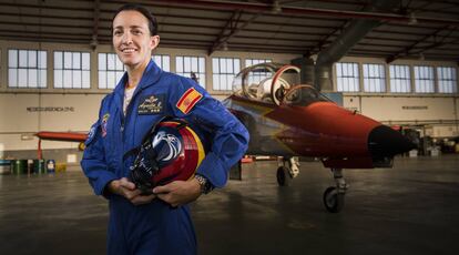 La capitana Rosa García-Malea, en la base de San Javier, en Murcia. Después de entrenar durante una década como piloto de combate, esta almeriense ingresó en la Patrulla Águila en marzo de 2017.