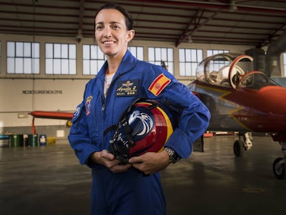 La capitana Rosa García-Malea, en la base de San Javier, en Murcia. Después de entrenar durante una década como piloto de combate, esta almeriense ingresó en la Patrulla Águila en marzo de 2017.