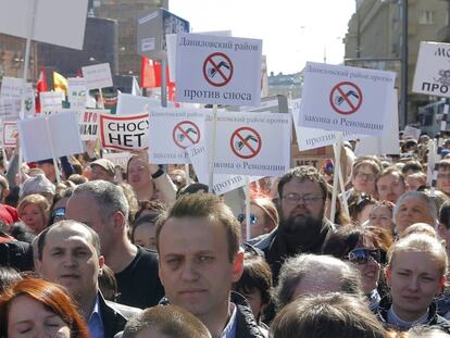 El opositor ruso, Alexei Navalni, acude a las protestas contra los derribos masivos en Mosc&uacute; (Rusia).  