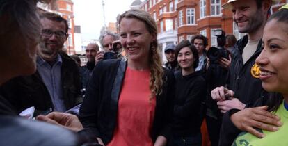 Sarah Harrison, mano derecha de Assange, a las puertas de la embajada de Ecuador en Londres, en junio de 2012.