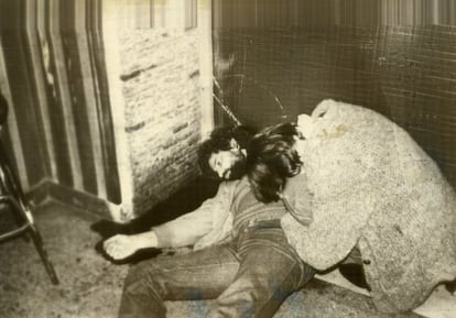 Beatriz Aranzábal llora sobre el cuerpo de su novio, el inspector de policía José Javier Moreno, de 25 años, asesinado a tiros en un bar de Eibar (Gipuzkoa) el 12 de diciembre de 1980.