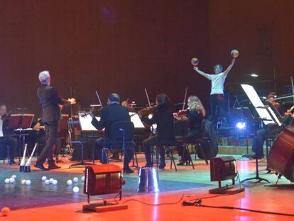 Paul Daniel dirige a la Filharmon&iacute;a con Pablo Reboleiro, al fondo, a los malabares.