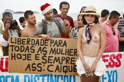 Mulher posa para foto em &quot;toplessa&ccedil;o&quot;, no Rio de Janeiro. / Leonardo Wen