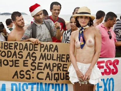 Mulher posa para foto em &quot;toplessa&ccedil;o&quot;, no Rio de Janeiro. / Leonardo Wen