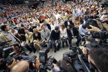 Rodríguez Zapatero, entre Joan Ignasi Pla (primero por su derecha) y Carmen Alborch (a su izquierda), en el mitin del PSPV en Valencia.