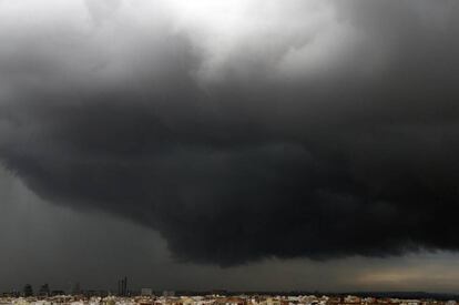 Una gran nube sobre la ciudad de Valencia este viernes.