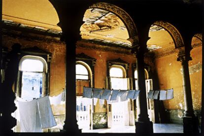 Ropa tendida en un inmueble del centro de la ciudad de La Habana.