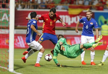 El delantero de la selección española Vitolo durante el partido contra Liechtenstein en el estadio Reino de León.