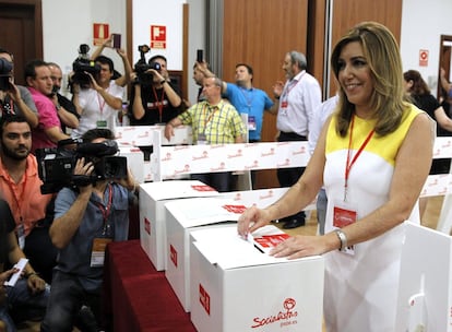 La presidenta de la Junta de Andalucía, Susana Díaz en el momento de emitir el voto durante el congreso extraordinario.