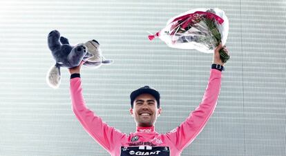 Tom Dumoulin, de rosa en el podio.