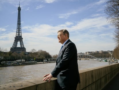 El expresidente de la Generalitat Valenciana, Ximo Puig, observa el rio Sena. junto al puente de l'Alma en Paris, cerca de la Torre Eiffel, el pasado jueves.