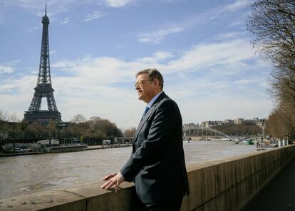 El expresidente de la Generalitat Valenciana, Ximo Puig, observa el rio Sena. junto al puente de l'Alma en Paris, cerca de la Torre Eiffel, el pasado jueves.
